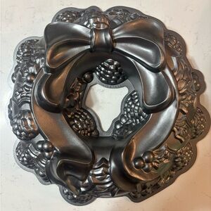 Nordic Ware Metallic Gray Wreath Bundt Pan